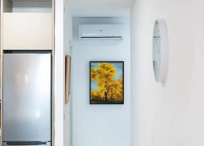 Martin's Place 80 Mts To *