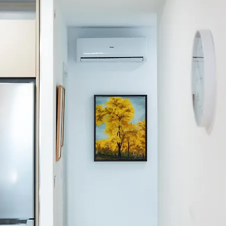 Martin's Place 80 Mts To *